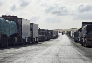 شاحنات محملة بالمساعدات الإنسانية لغزة لا تزال تنتظر في العريش للدخول عبر الحدود، في مدينة العريش شمال سيناء، مصر، 19 مايو/أيار 2025. رويترز