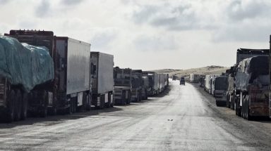 شاحنات محملة بالمساعدات الإنسانية لغزة لا تزال تنتظر في العريش للدخول عبر الحدود، في مدينة العريش شمال سيناء، مصر، 19 مايو/أيار 2025. رويترز