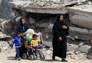 نساء وأطفال فلسطينيون يحملون أمتعتهم أثناء فرارهم من منازلهم بعد أن أصدر الجيش الإسرائيلي أوامر بإخلائها من شرق خان يونس في جنوب قطاع غزة، 19 مايو/أيار 2025. رويترز