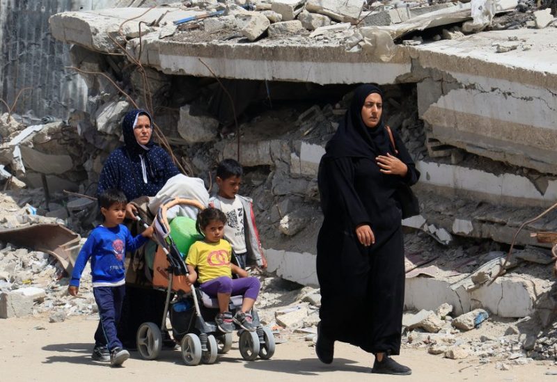 نساء وأطفال فلسطينيون يحملون أمتعتهم أثناء فرارهم من منازلهم بعد أن أصدر الجيش الإسرائيلي أوامر بإخلائها من شرق خان يونس في جنوب قطاع غزة، 19 مايو/أيار 2025. رويترز