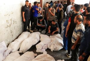 مشيعون بجوار جثامين الفلسطينيين الذين استشهدوا في الغارات الإسرائيلية خلال جنازة في المستشفى الأهلي العربي المعمداني في مدينة غزة، 20 مايو/أيار 2025. رويترز