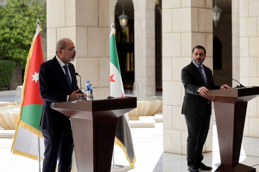 وزير الخارجية السوري أسعد حسن الشيباني يعقد مؤتمراً صحفياً مع وزير الخارجية الأردني أيمن الصفدي في دمشق، سوريا، 20 مايو/أيار 2025. رويترز