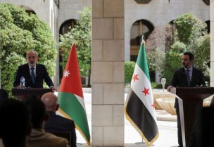 وزير الخارجية السوري أسعد حسن الشيباني يعقد مؤتمراً صحفياً مع وزير الخارجية الأردني أيمن الصفدي في دمشق، سوريا، 20 مايو/أيار 2025. رويترز