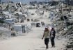 فلسطينيون يحملون أمتعتهم أثناء فرارهم من منازلهم بعد أن أصدر الجيش الإسرائيلي أوامر بإخلائها من شمال قطاع غزة، 22 مايو/أيار 2025. رويترز