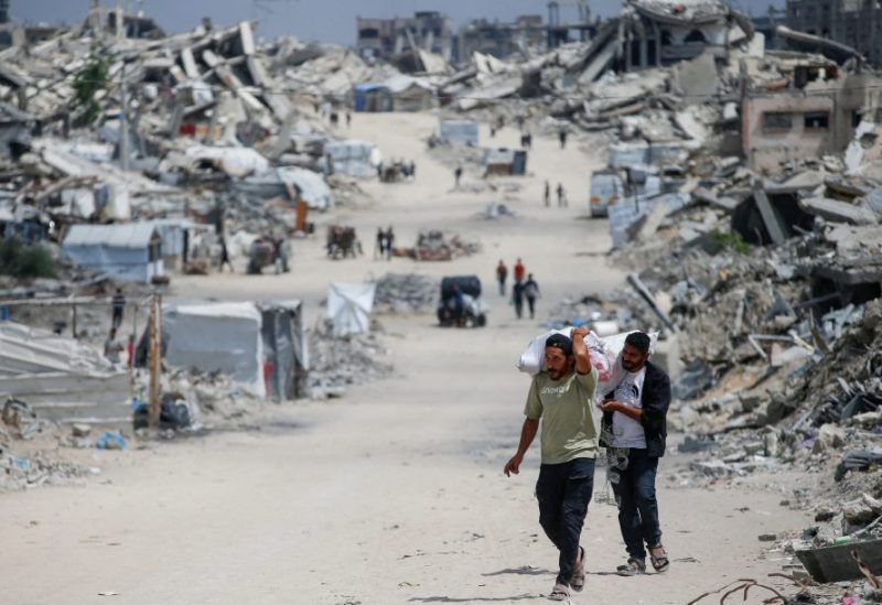 فلسطينيون يحملون أمتعتهم أثناء فرارهم من منازلهم بعد أن أصدر الجيش الإسرائيلي أوامر بإخلائها من شمال قطاع غزة، 22 مايو/أيار 2025. رويترز