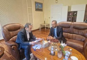 وزير الخارجية الإيراني عباس عراقجي يلتقي وزير الخارجية العماني سيد بدر البوسعيدي في السفارة العمانية في روما، إيطاليا، 23 مايو/أيار 2025. رويترز