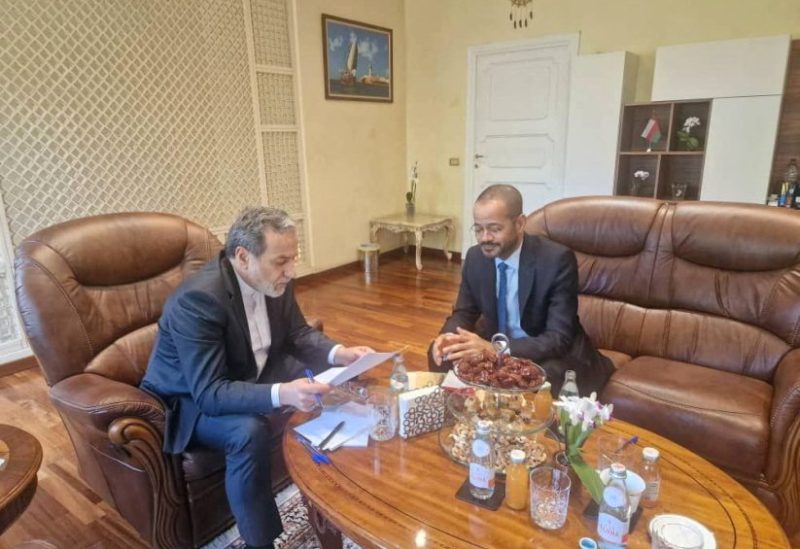 وزير الخارجية الإيراني عباس عراقجي يلتقي وزير الخارجية العماني سيد بدر البوسعيدي في السفارة العمانية في روما، إيطاليا، 23 مايو/أيار 2025. رويترز