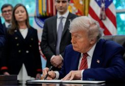 الرئيس الأمريكي دونالد ترامب يوقع في البيت الأبيض في واشنطن العاصمة، الولايات المتحدة، 23 مايو/أيار 2025. رويترز