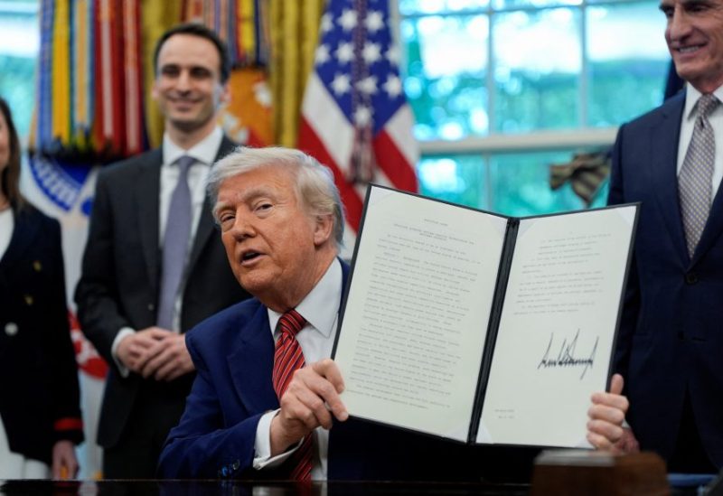 الرئيس الأمريكي دونالد ترامب يحمل أمرًا تنفيذيًا موقعًا في البيت الأبيض في واشنطن العاصمة، الولايات المتحدة، 23 مايو/أيار 2025. رويترز