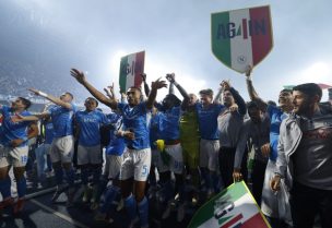 لاعبو نابولي يحتفلون بعد الفوز بالدوري الإيطالي. رويترز