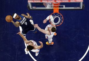 لاعب فريق مينيسوتا تيمبروولفز نيكيل ألكسندر ووكر (9) يسدد الكرة ضد أوكلاهوما سيتي ثاندر خلال الشوط الثاني في المباراة الثالثة من نهائيات المؤتمر الغربي لنهائيات دوري كرة السلة الأمريكي للمحترفين 2025. رويترز