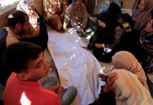 فلسطينيون استشهدوا في الغارات الإسرائيلية في مستشفى ناصر في خان يونس، جنوب قطاع غزة، 25 مايو/أيار 2025. رويترز
