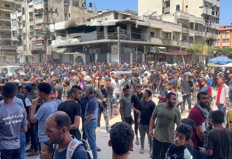 فلسطينيون ينتظرون استلام المساعدات في مدينة غزة، 25 مايو/أيار 2025. رويترز