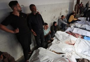 جنازة فلسطينيين استشهدوا في الغارات الإسرائيلية في المستشفى الأهلي العربي المعمداني في مدينة غزة، 26 مايو/أيار 2025. رويترز