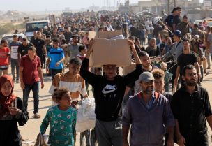 فلسطينيون يسعون للحصول على مساعدات يتجمعون بالقرب من موقع لتوزيع المساعدات تديره مؤسسة غزة الإنسانية المدعومة من الولايات المتحدة في رفح جنوب قطاع غزة، 27 مايو/أيار 2025. رويترز