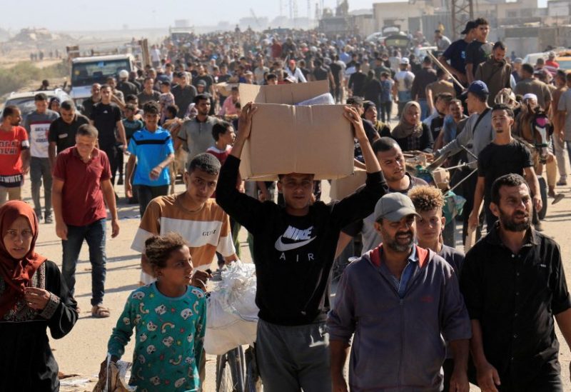 فلسطينيون يسعون للحصول على مساعدات يتجمعون بالقرب من موقع لتوزيع المساعدات تديره مؤسسة غزة الإنسانية المدعومة من الولايات المتحدة في رفح جنوب قطاع غزة، 27 مايو/أيار 2025. رويترز