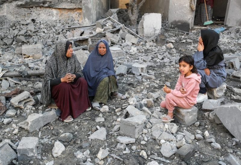فلسطينيون يجلسون على الأنقاض في موقع غارة إسرائيلية على منزل في جباليا، شمال قطاع غزة، 30 مايو/أيار 2025. رويترز