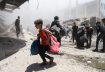 فلسطينيون يخلون منازلهم في أعقاب غارة إسرائيلية على منزل في مدينة غزة، 30 مايو/أيار 2025. رويترز