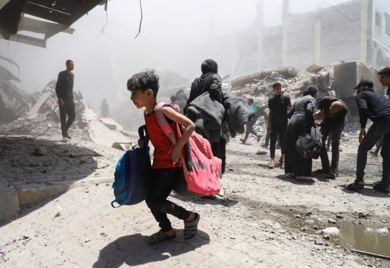 فلسطينيون يخلون منازلهم في أعقاب غارة إسرائيلية على منزل في مدينة غزة، 30 مايو/أيار 2025. رويترز