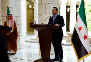وزير الخارجية السعودي الأمير فيصل بن فرحان آل سعود ووزير الخارجية السوري أسعد حسن الشيباني يحضران مؤتمراً صحفياً في دمشق، سوريا، 31 مايو/أيار 2025. رويترز