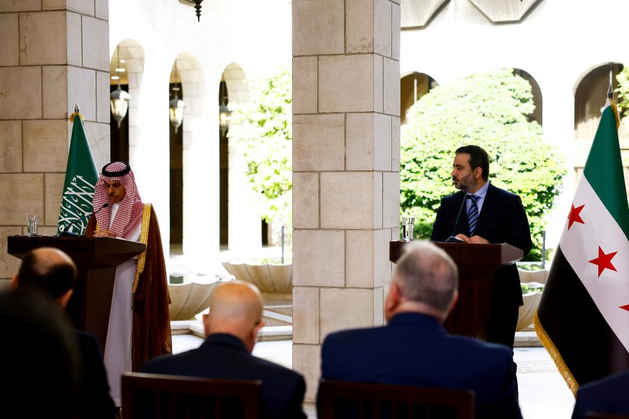 وزير الخارجية السعودي الأمير فيصل بن فرحان آل سعود ووزير الخارجية السوري أسعد حسن الشيباني يحضران مؤتمراً صحفياً في دمشق، سوريا، 31 مايو/أيار 2025. رويترز