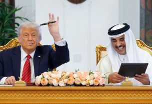 الرئيس الأميركي دونالد ترامب وأمير قطر تميم بن حمد آل ثاني يلتقيان في الدوحة، 14 مايو/أيار 2025. رويترز
