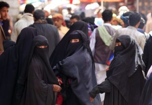 يمنيات يتظاهرن في عدن