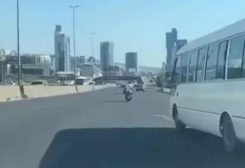 صورة من فيديو سابق انتشر عبر مواقع التواصل الاجتماعي لاعتداء على دراجة نارية في ضبية