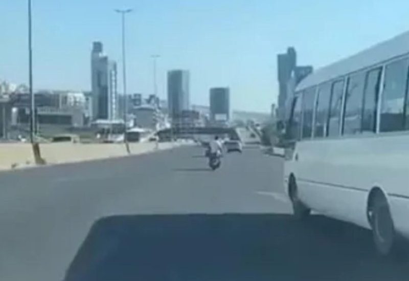 صورة من فيديو سابق انتشر عبر مواقع التواصل الاجتماعي لاعتداء على دراجة نارية في ضبية