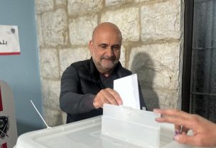 أبي رميا اثناء الإدلاء بصوته في إهمج