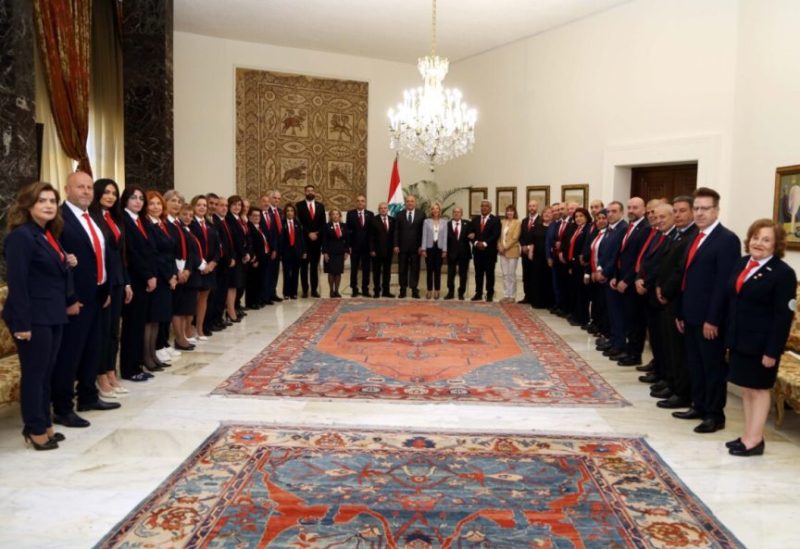 رئيس الجمهورية جوزاف عون والسيدة الاولى نعمت عون يستقبلان وفدا من الصليب الأحمر اللبناني