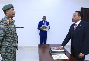كامل إدريس يؤدي اليمين الدستورية أمام البرهان رئيسا للوزراء