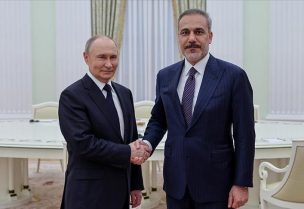 الرئيس الروسي فلاديمير بوتين ووزير الخارجية التركي هاكان فيدان يتصافحان أثناء وقوفهما لالتقاط الصور قبل اجتماع في الكرملين في موسكو، روسيا، 26 مايو/ أيار 2025. سبوتنيك عبر رويترز