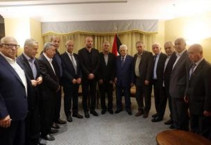 الرئيس الفلسطيني محمود عباس يلتقي بعضاً من قادة الفصائل الفلسطينية في لبنان