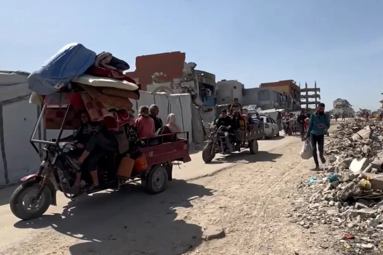 عائلات بأكملها نزحت من مدينة بيت لاهيا شمال قطاع غزة خشية التعرض لقصف إسرائيلي (الأناضول)