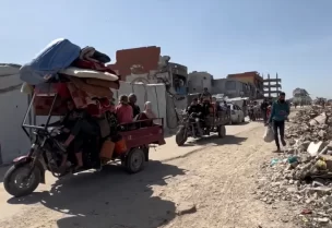 عائلات بأكملها نزحت من مدينة بيت لاهيا شمال قطاع غزة خشية التعرض لقصف إسرائيلي (الأناضول)
