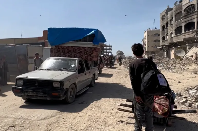 عائلات بأكملها نزحت من مدينة بيت لاهيا شمال قطاع غزة خشية التعرض لقصف إسرائيلي (الأناضول)