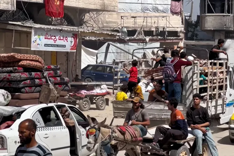 عائلات بأكملها نزحت من مدينة بيت لاهيا شمال قطاع غزة خشية التعرض لقصف إسرائيلي (الأناضول)