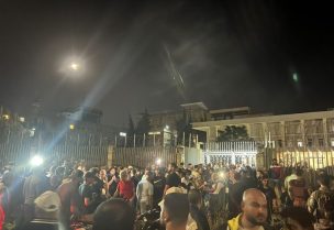 الاحتجاجات أما السرايا في طرابلس