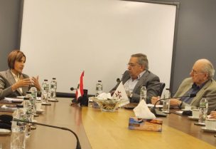 وزيرة البيئة تمارا الزين خلال زيارتها لجمعية الصناعيين