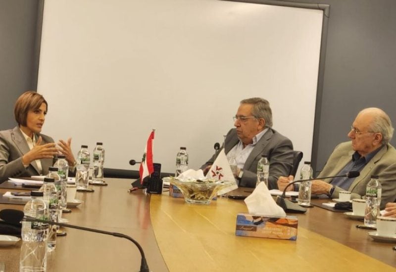 وزيرة البيئة تمارا الزين خلال زيارتها لجمعية الصناعيين