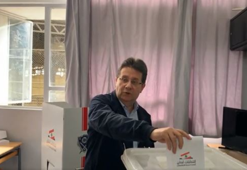 النائب ابراهيم كنعان أثناء الادلاء بصوته في الجديدة