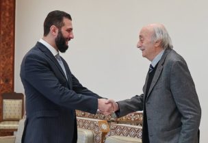 الرئيس السوري أحمد الشرع يلتقي الرئيس السابق للحزب التقدمي الاشتراكي وليد جنبلاط في قصر الشعب بدمشق
