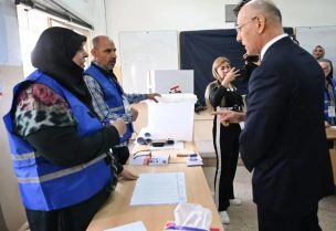 وزير الداخلية أحمد الحجار خلال تفقده أحد مراكز الاقتراع في جبل لبنان