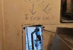 الفتحة داخل الزنزانة في سجن نيو أورلينز التي هرب منها النزلاء أمس الجمعة (نقلاً عن وكالة "أسوشيتد برس")