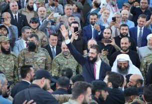 الرئيس السوري أحمد الشرع خلال مشاركته في الفعالية الجماهيرية "حلب مفتاح النصر" التي أقيمت على مدرج قلعة حلب، تجسيدًا لانتصار الثورة السورية
