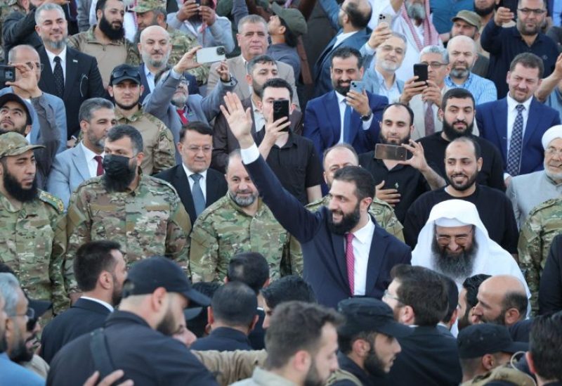 الرئيس السوري أحمد الشرع خلال مشاركته في الفعالية الجماهيرية "حلب مفتاح النصر" التي أقيمت على مدرج قلعة حلب، تجسيدًا لانتصار الثورة السورية