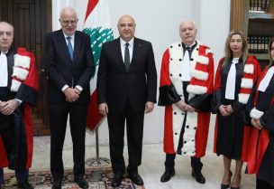 الرئيس جوزاف عون مع ثلاثة أعضاء جدد في مجلس القضاء الأعلى في قصر بعبدا