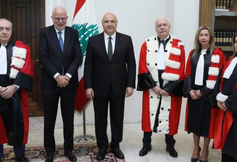 الرئيس جوزاف عون مع ثلاثة أعضاء جدد في مجلس القضاء الأعلى في قصر بعبدا