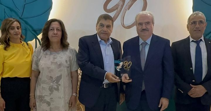 وزير المالية الدكتور ياسين جابر خلال تفقّده جناح الريجي في معرض صُنع في لبنان